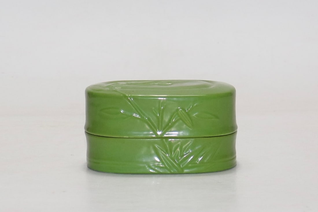 An Exquisite Green Glazed Bamboo Pattern Box: An Exquisite Green Glazed Bamboo Pattern Box Qing Dynasty, China Qianlong Six-character Mark Size:2inx4.1in翡翠绿釉雕竹印盒 中国清