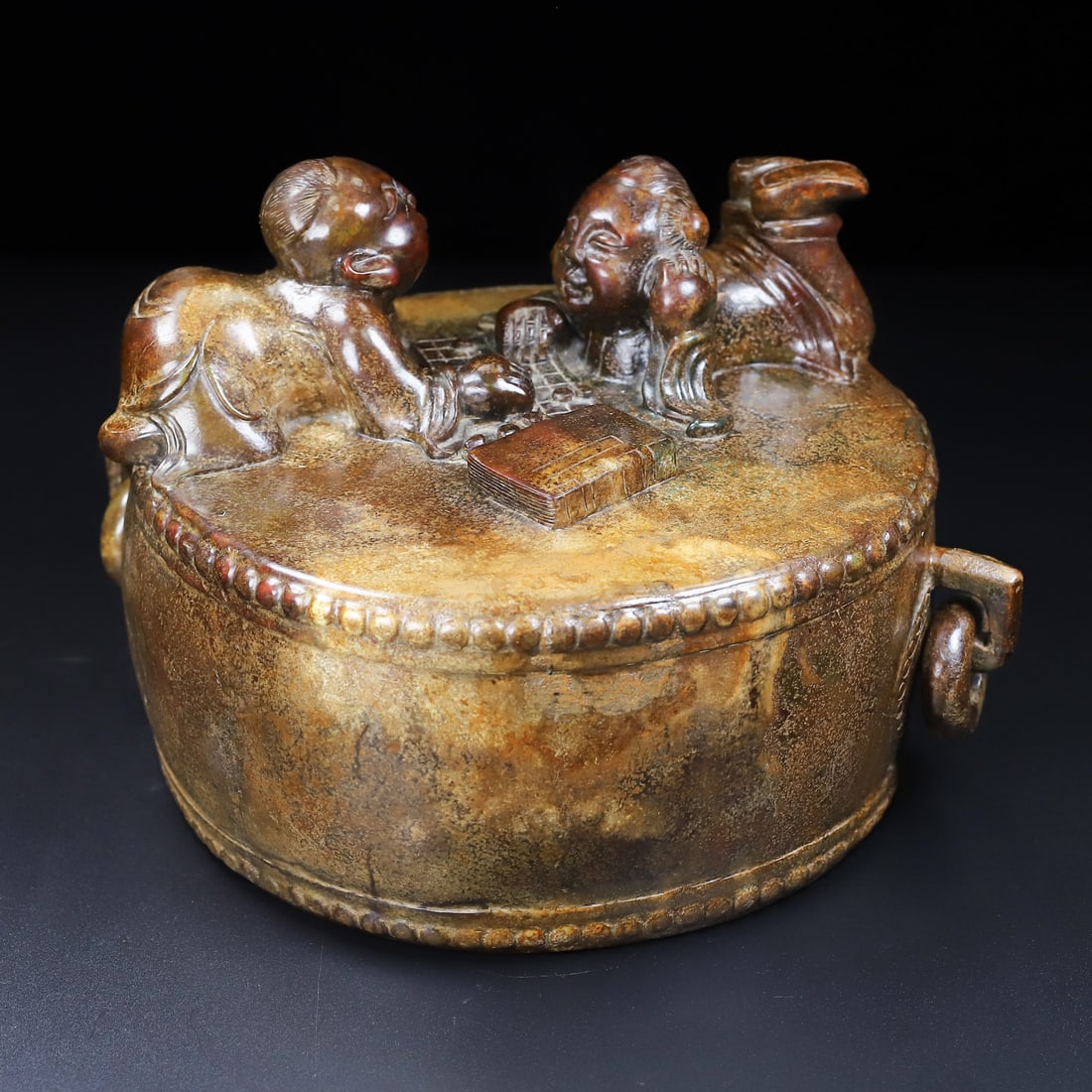 An Exquisite White Jade Figure Pattern Ornament: An Exquisite White Jade Figure Pattern Ornament Han Dynasty, China Size:7inx11.7inx8.9in Weight:11100g白玉童子戏鼓 中国汉代 Size:17.9cmx29.8