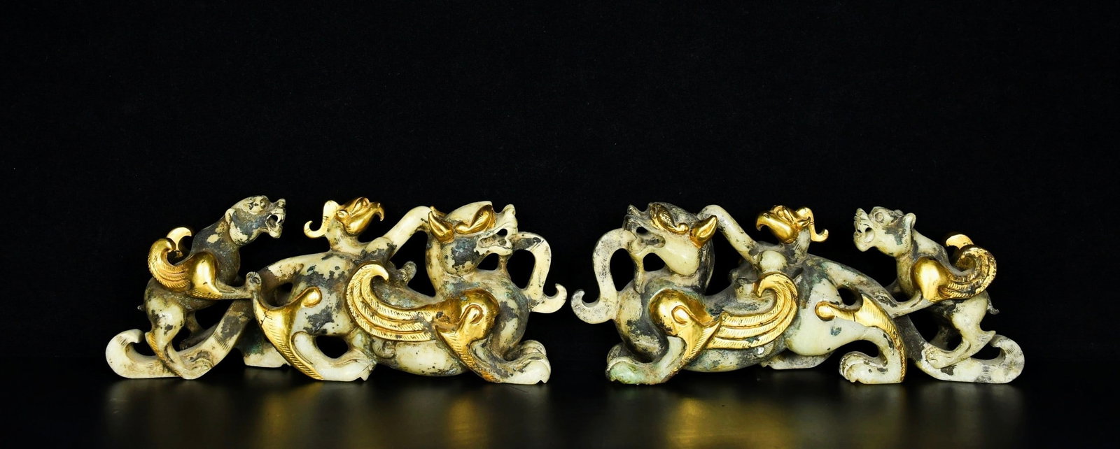 A Pair of Exquisite White Jade Cover with Gold Auspicious Beast Ornament: A Pair of Exquisite White Jade Cover with Gold Auspicious Beast Ornament Han Dynasty, China Size:3.5inx8.3in Weight:1666g白玉包金飞兽一对 中ࢲ