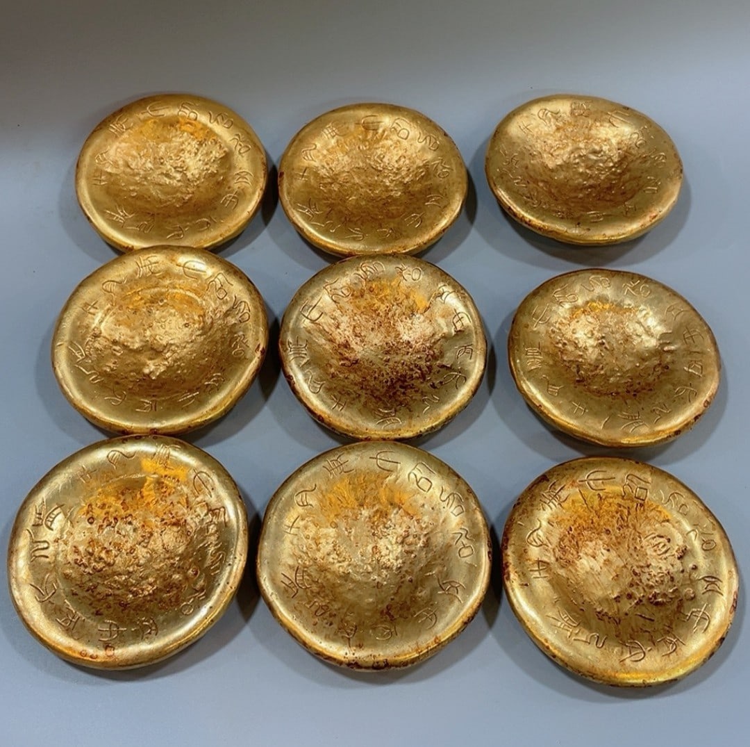 An Exquisite Gilt Bronze Ornament: An Exquisite Gilt Bronze Ornament Han Dynasty, China Size:2.9inx0.5in铜鎏金金饼 中国汉代 Size:7.3cmx1.2cm