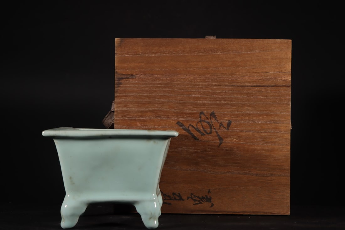 An Exquisite Guan yao Celadon Glazed Basin: An Exquisite Guan yao Celadon Glazed Basin Song Dynasty, China Size:4.6inx6.4in官窑粉青釉四方盆 中国宋代 Size:11.8cmx16.2cm