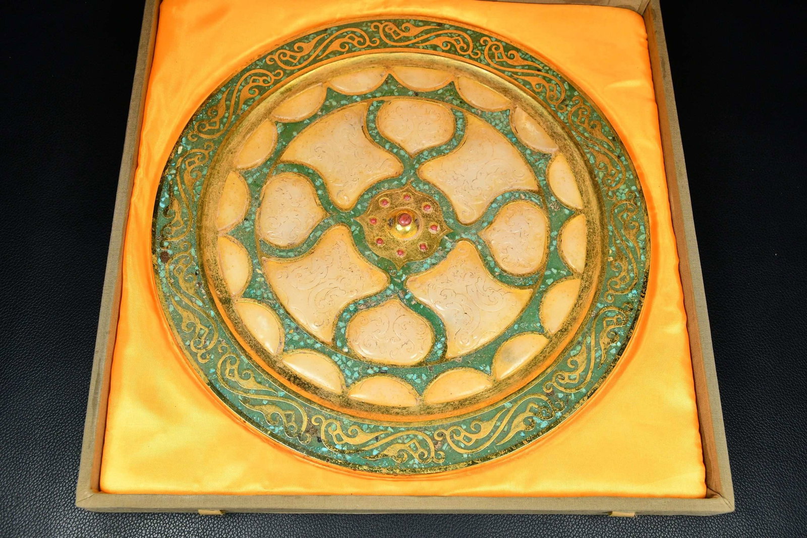 An Exquisite Gilt Bronze Inlaid White Jade Round Mirror: An Exquisite Gilt Bronze Inlaid White Jade Round Mirror the Warring States period in China Diameter Size:11.8inx0.3in Weight:2007g铜鎏白玉包金铜镜 û