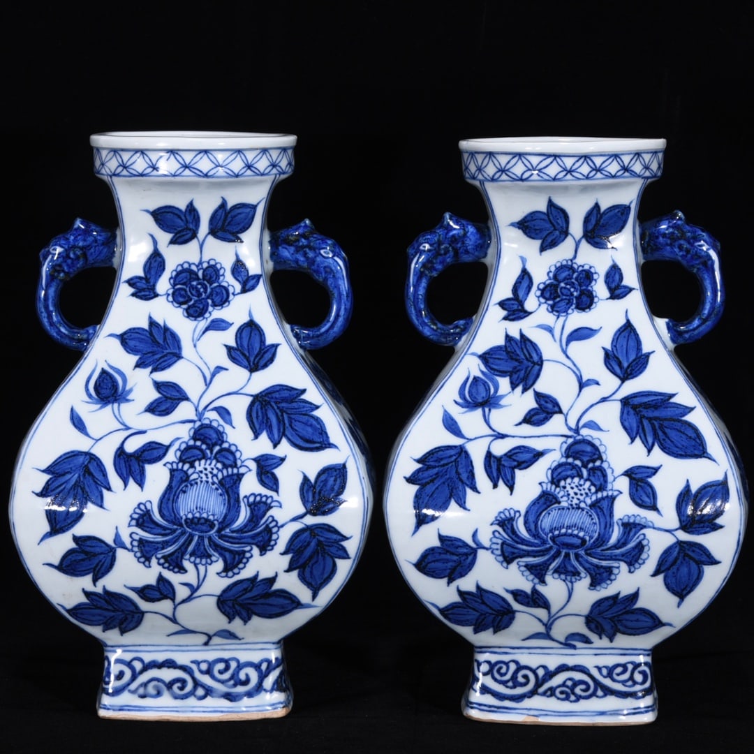 An Exquisite Blue and White Flower Pattern Double-Ears Vase: An Exquisite Blue and White Flower Pattern Double-Ears Vase Yuan Dynasty, China Size:10.4inx16.cm青花花卉纹双耳瓶 中国元代