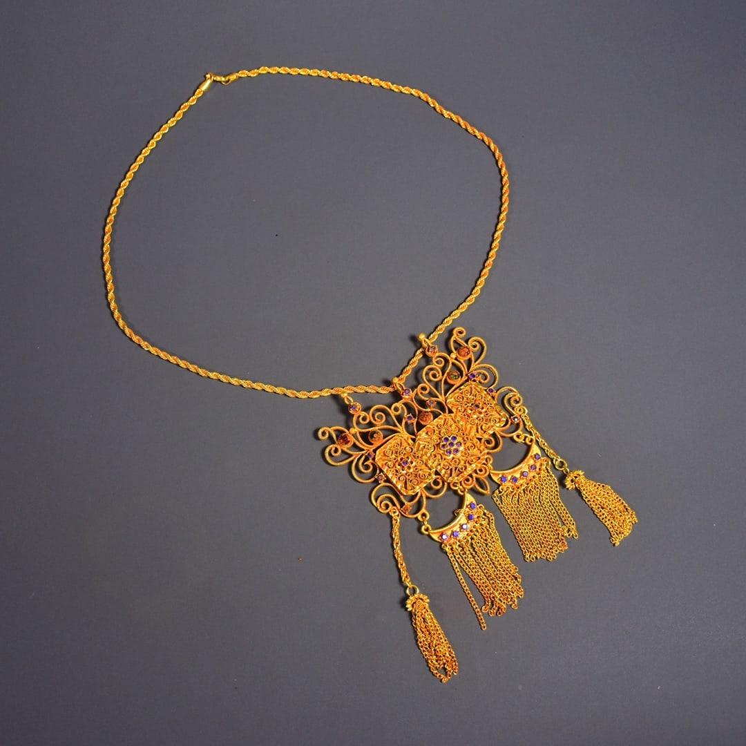 An Exquisite Gilt Bronze Inlaid Gems Necklace: An Exquisite Gilt Bronze Inlaid Gems Necklace Qing Dynasty, China Size:19.7inx4.3in Weight:114g铜鎏金蓝宝石镶嵌挂坠项链