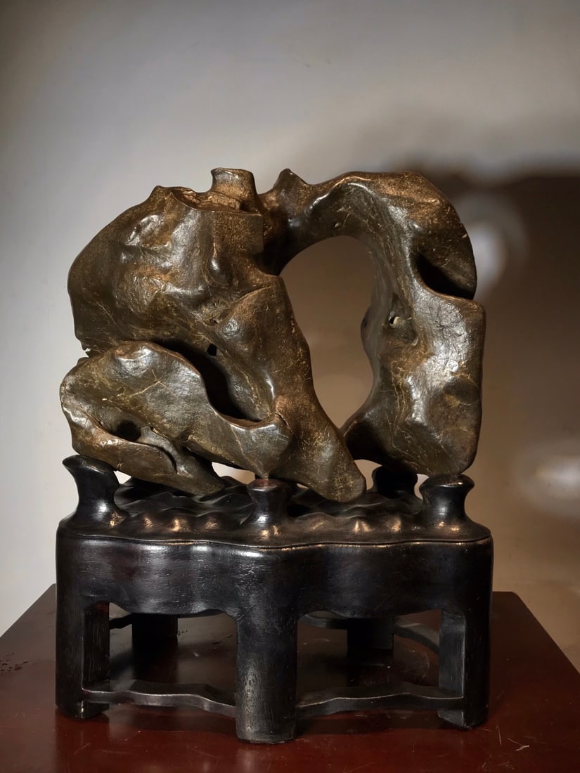 An Exquisite Taihu Stone Ornament: An Exquisite Taihu Stone Ornament Qing Dynasty, China Size:18.9inx15inx9.4in太湖石【岩雲】摆件 中国清代
