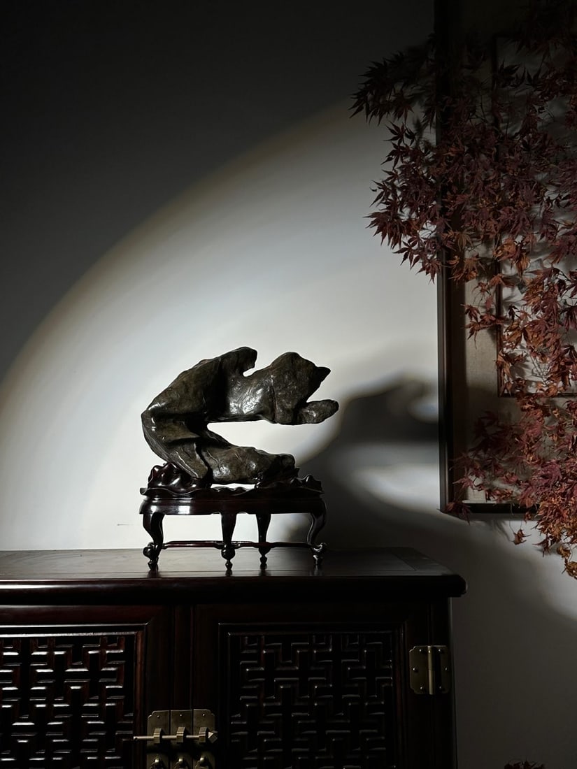 An Exquisite Taihu Stone Ornament: An Exquisite Taihu Stone Ornament Qing Dynasty, China Size:13inx11.8inx4.7in太湖石文房横峰摆件 中国清代