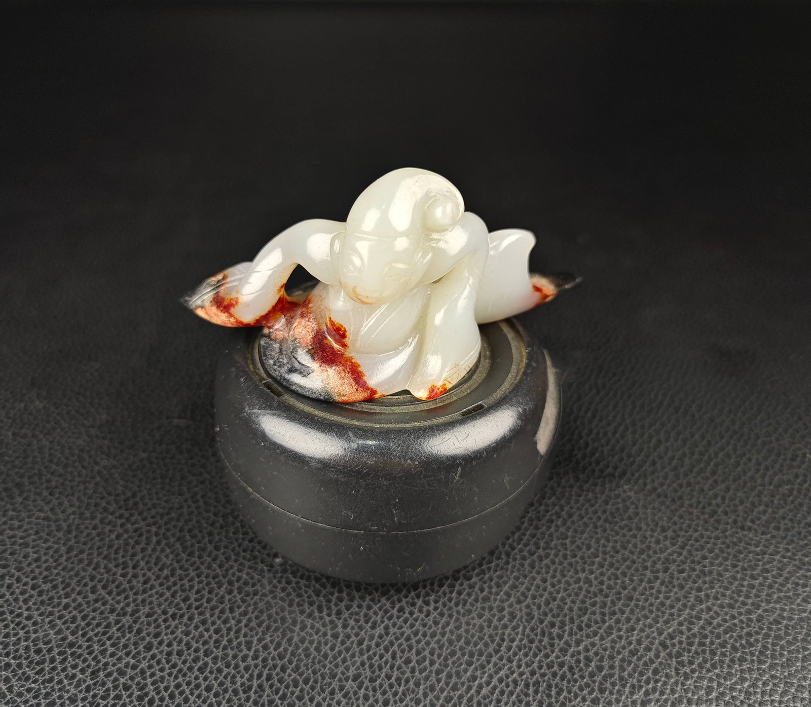 An Exquisite White Jade Figure Ornament: An Exquisite White Jade Figure Ornament Han Dynasty, China Size:1.6inx3.1in Weight:54g白玉舞人 中国汉代 Size:4cmx8cm Weight:54g
