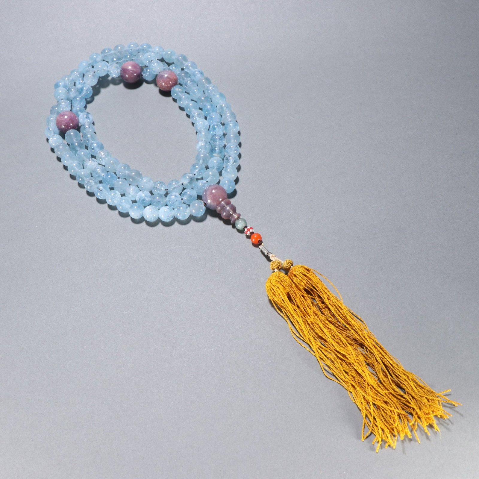 An Exquisite Aquamarine Bracelets: An Exquisite Aquamarine Bracelets Qing Dynasty, China Size:0.5in Weight:336.8g海蓝宝108佛珠 中国清代 Size:1.2cm Weight:336.8g