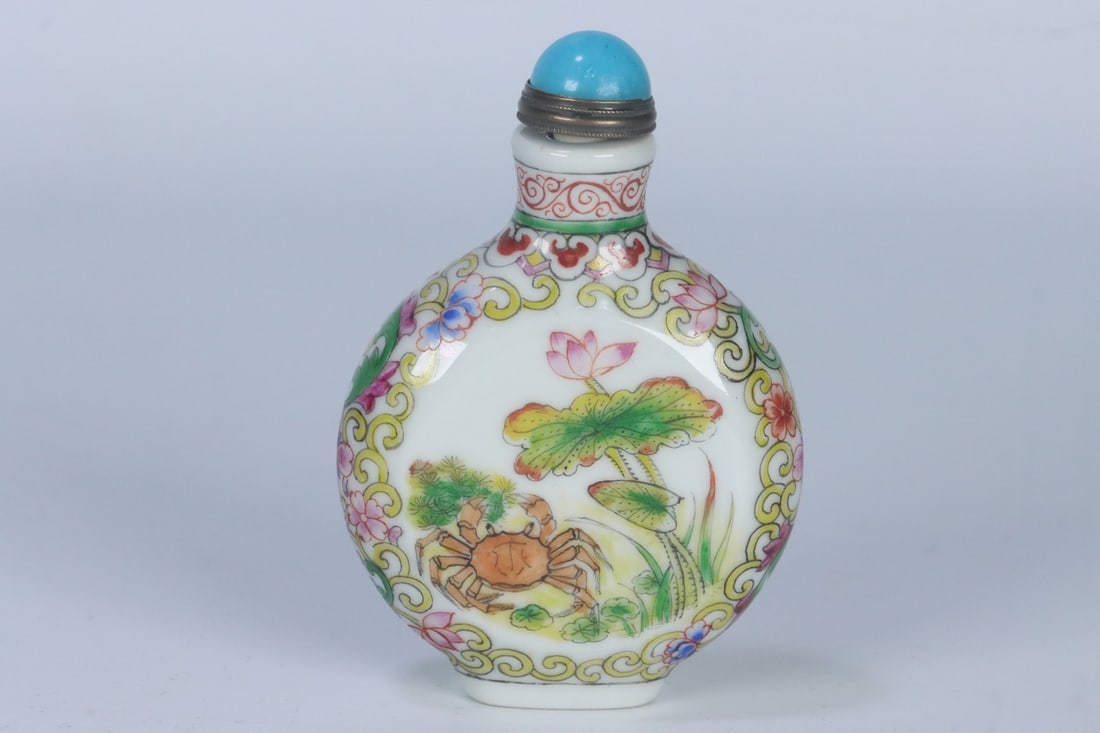 An Exquisite Glass Painted Enamel Lotus Pattern Flower Pattern Snuff Bottle: An Exquisite Glass Painted Enamel Lotus Pattern Flower Pattern Snuff Bottle Qing Dynasty, China Kangxi Four-character Mark Size:3.2inx2.2inx0.9in Weight:58.5g琉璃粉彩缠&#