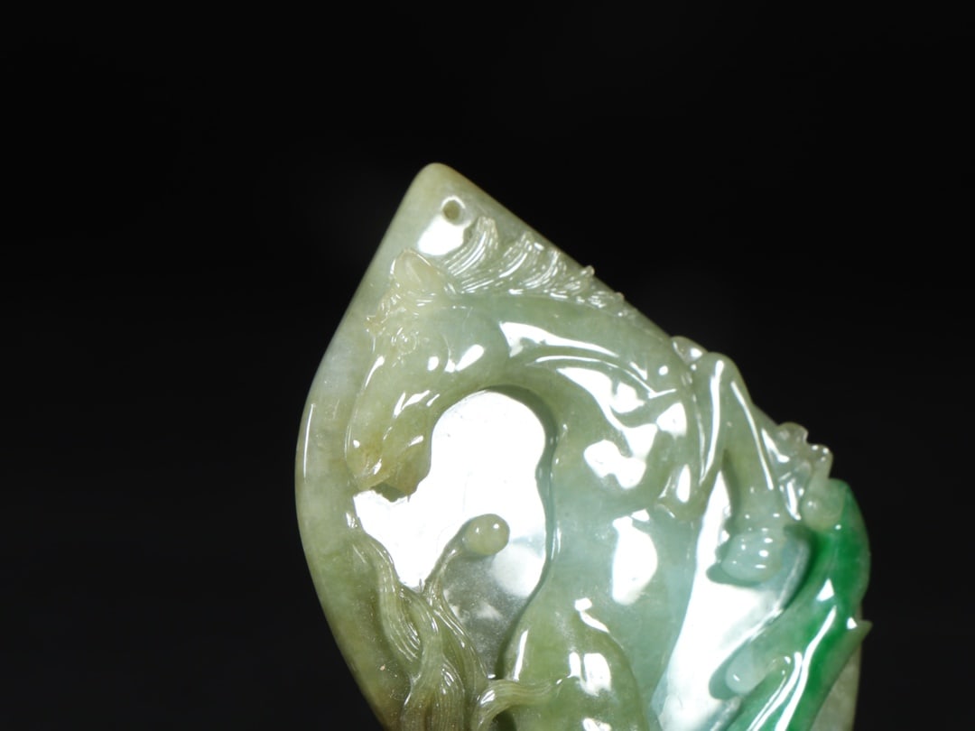 An Exquisite Jadeite Horse Pattern Pendant - 2