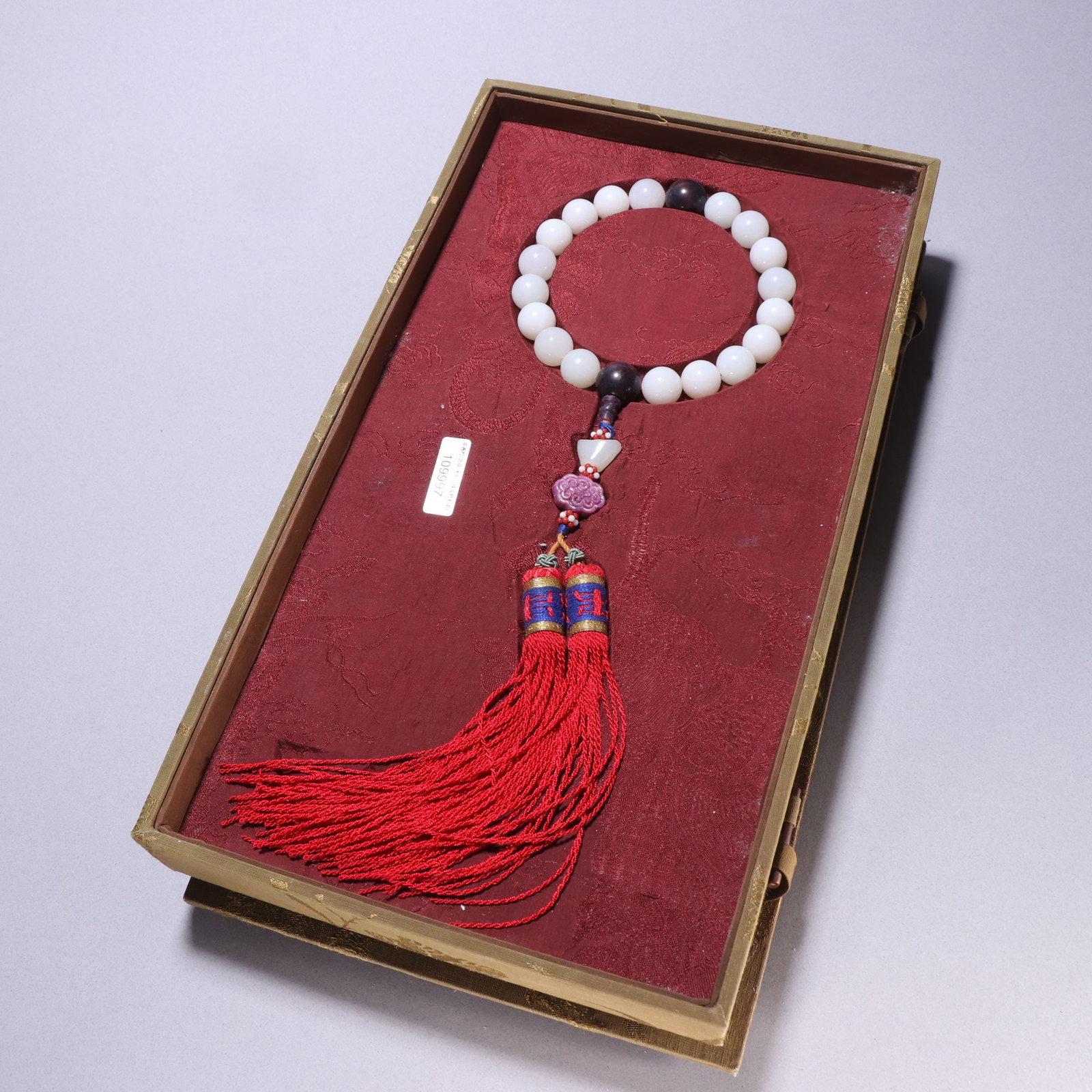 An Exquisite White Jade Bracelets: An Exquisite White Jade Bracelets Qing Dynasty, China Size:0.5in Weight:98.7g白玉十八子手持 中国清代 Size:1.3cm Weight:98.7g