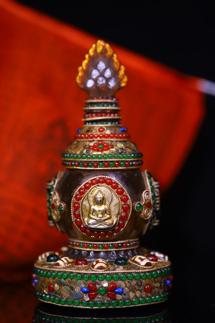 An Exquisite Crystal Inlaid Dzi Bead Gems Pagoda: An Exquisite Crystal Inlaid Dzi Bead Gems Pagoda Qing Dynasty, China Size:6.5inx3.1in Weight:730g水晶雕刻嵌天珠宝石佛塔