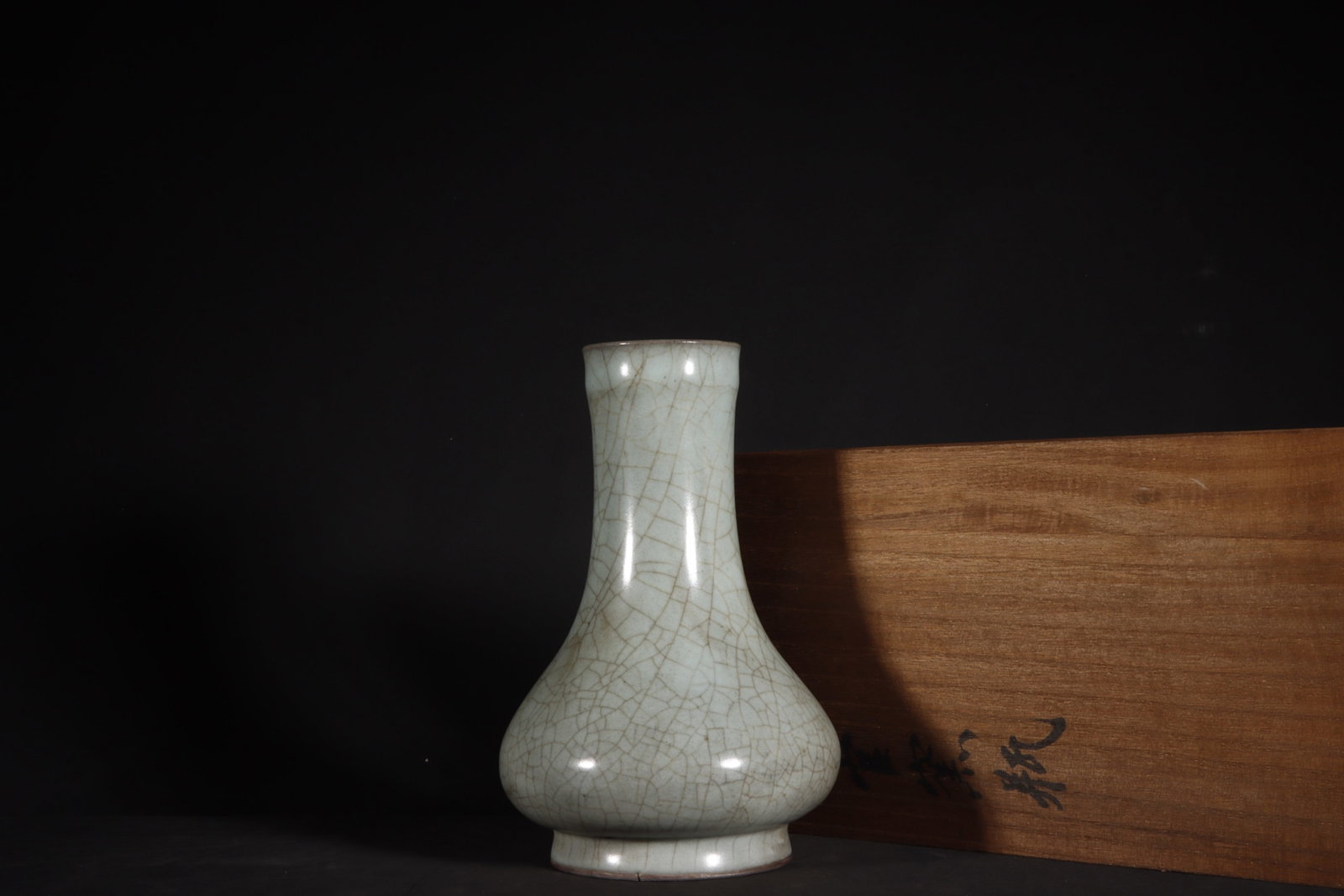 An Exquisite Guan yao Celadon Glazed Vase: An Exquisite Guan yao Celadon Glazed Vase,Song Dynasty,China,Size:6.8inx4.7in 官窑青釉瓶,中国宋代