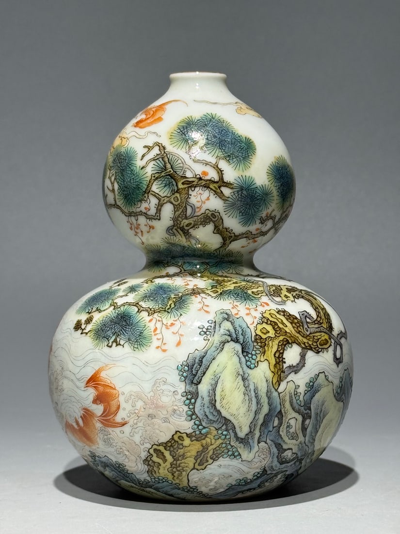 An Exquisite Famille-Rose Bats Pattern Gourd-Shaped Vase: An Exquisite Famille-Rose Bats Pattern Gourd-Shaped Vase,Qing Dynasty,China,Yongzheng Four-character Mark,Size:4.5inx3.3in