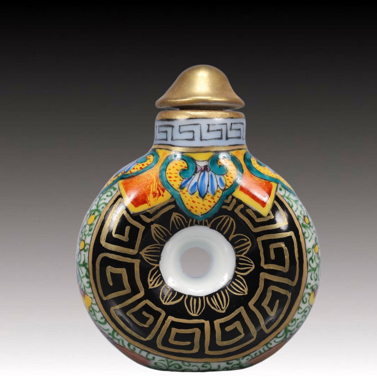 An Exquisite Famille-Rose Flower Pattern Snuff Bottle: An Exquisite Famille-Rose Flower Pattern Snuff Bottle,Qing Dynasty, China,Qianlong Four-character Mark,Size:1.8inx0.6inx2.3in,Weight:45g A粉彩花卉纹鼻烟ࣥ