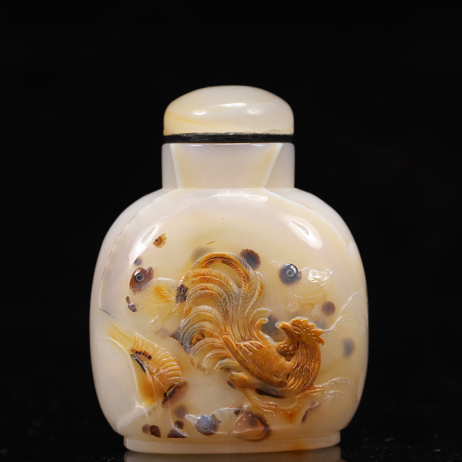 An Exquisite Agate Rooster Pattern Snuff Bottle: An Exquisite Agate Rooster Pattern Snuff Bottle,Qing Dynasty, China,Size:2.4inx1.4inx3.1in,Weight:123g 玛瑙公鸡纹鼻烟壶,中国清代