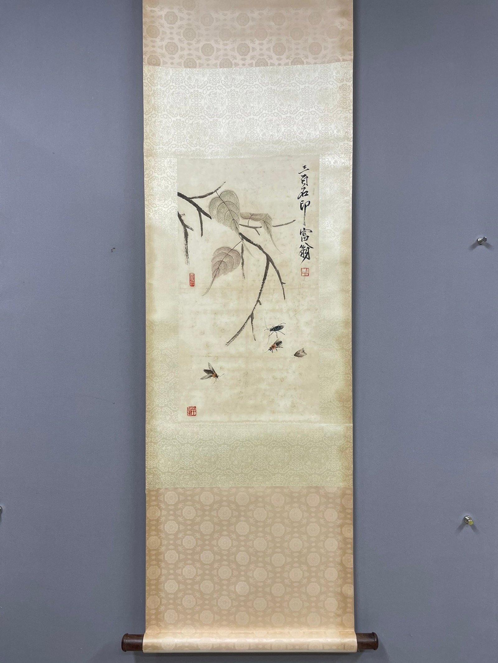 A Chinese Vertical Scroll Ink Painting of Insect on Paper: A Chinese Vertical Scroll Ink Painting of Insect on Paper,Qi Baishi,Size:24.4inx13in 一幅中国水墨昆虫画立轴,齐白石