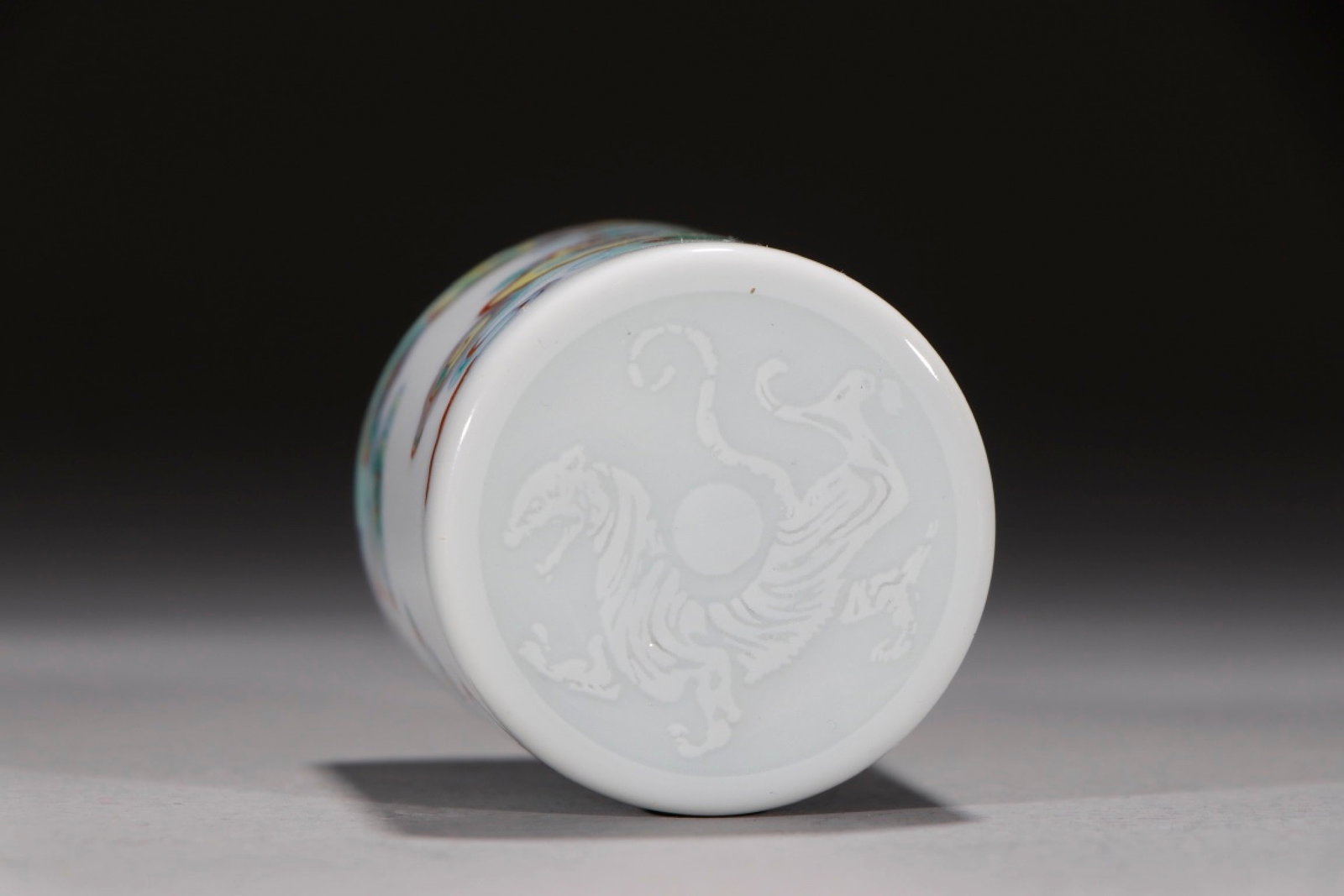 An Exquisite Doucai Auspicious Cloud Pattern Ornament - 4