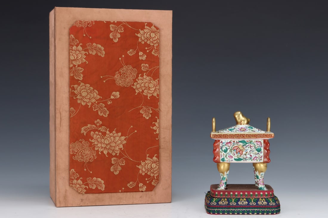 An Exquisite Famille-Rose Painted Gold Flower Pattern Double-Ears Censer: An Exquisite Famille-Rose Painted Gold Flower Pattern Double-Ears Censer,Qing Dynasty,China,Qianlong Four-character Mark,Size:4.2inx3.3in