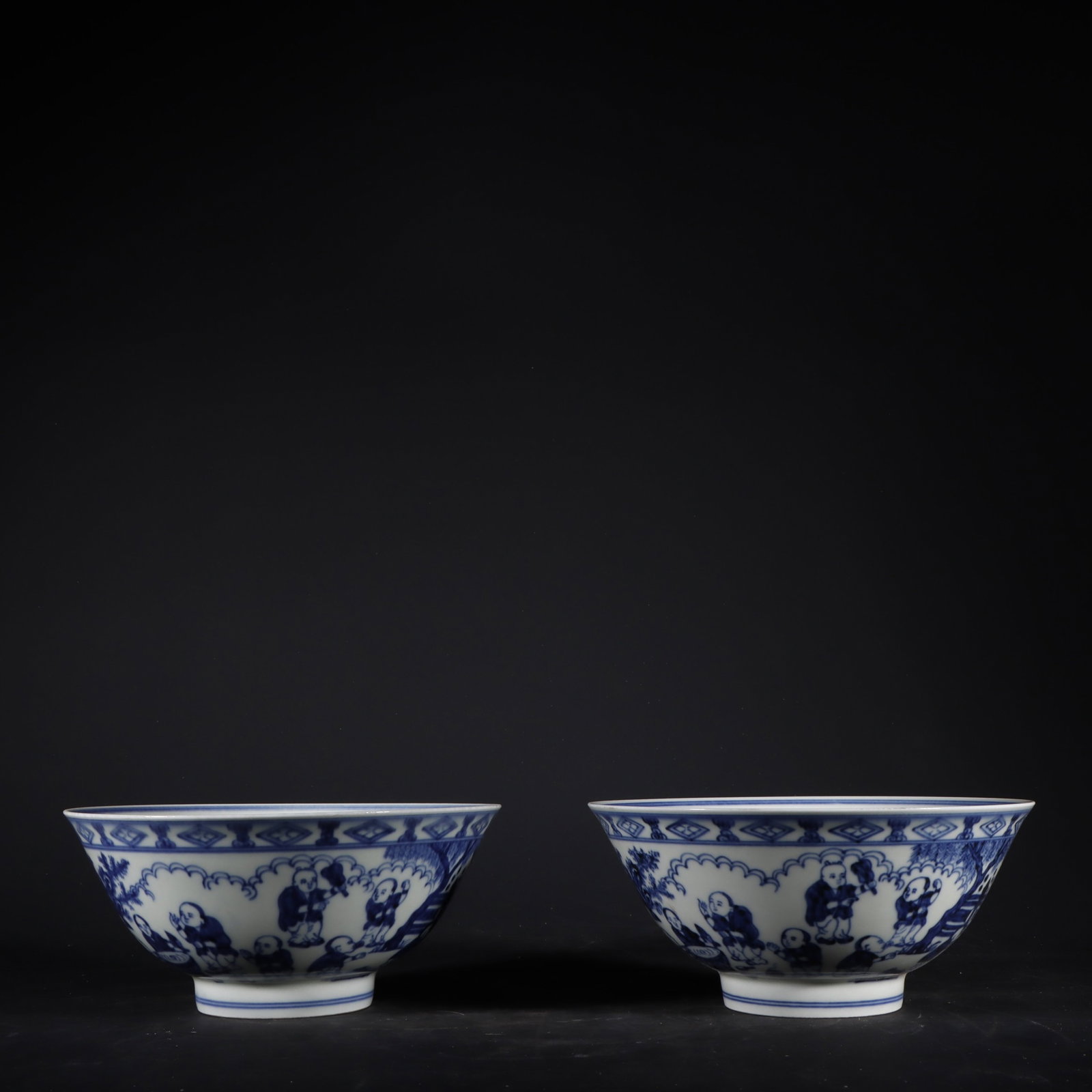 A Pair of Exquisite Blue and White Figure Pattern Bowl (1 of 9)