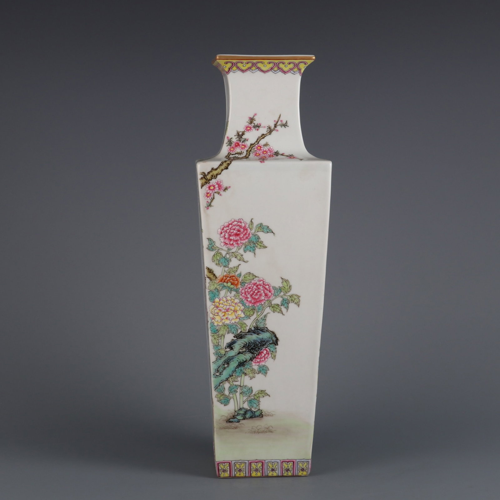 A Rare Famille-Rose Flower Pattern Vase: A Rare Famille-Rose Flower Pattern Vase,Qing Dynasty,China,Qianlong Six-character Mark,Size:13.7inx3.1in 粉彩花卉瓶,中国清代,乾隆Ð