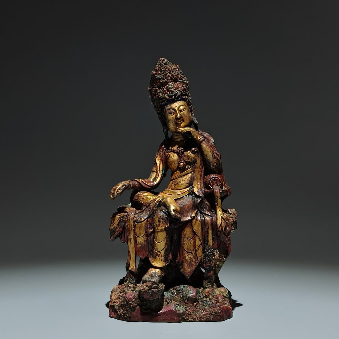 A Solemn Gilt Bronze Statue of Avalokitesvara: A Solemn Gilt Bronze Statue of Avalokitesvara,Tang Dynasty,China,Size:9.4inx4.7inx3.1in 铜鎏金观音像,中国唐代