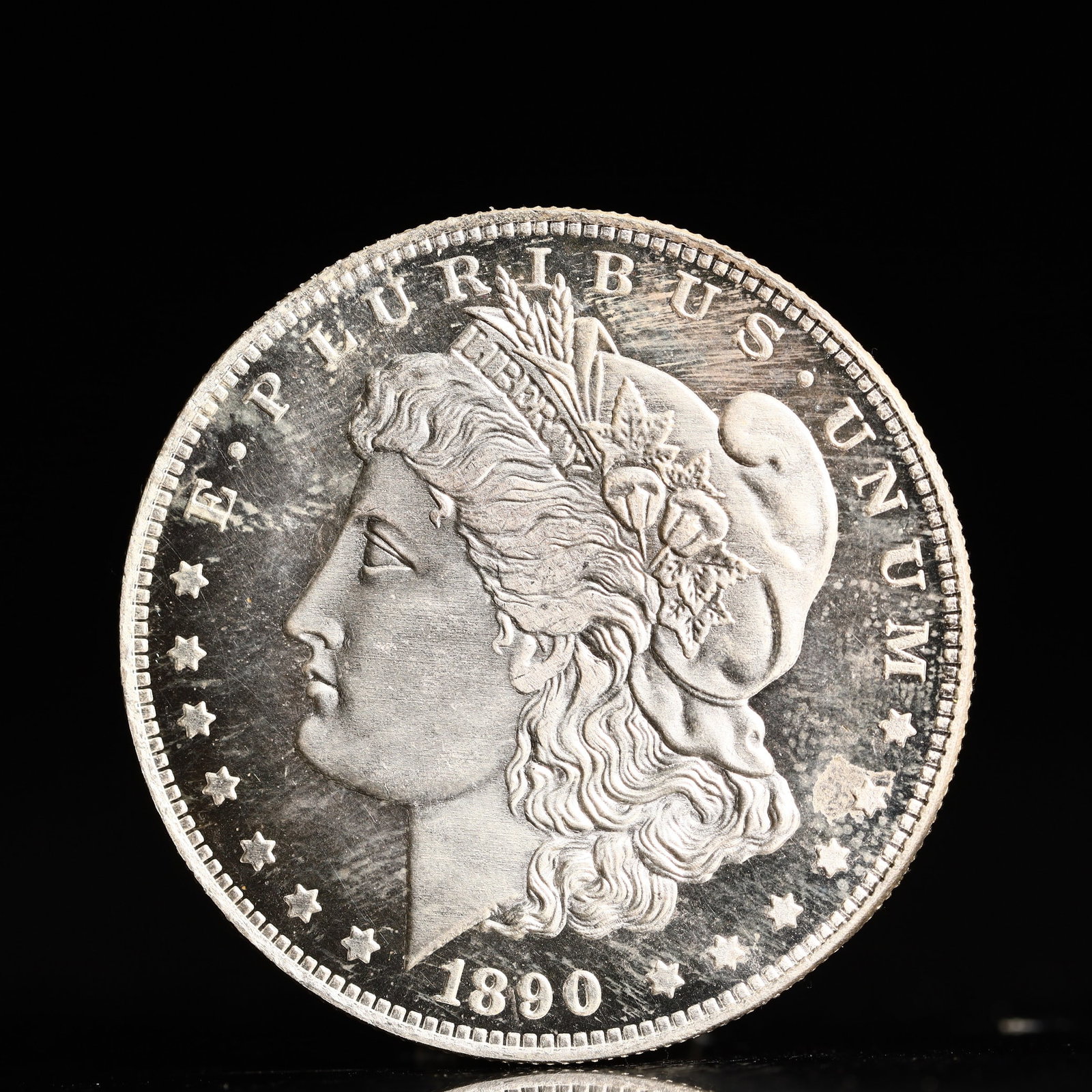 USA Morgan Dollar 1890 Coin: Obv: profile bust with date below and E PLURIBUS UNUM legend and stars around. Rev: eagle with In God we trust above within wreath with UNITED STATES OF AMERICA ONE DOLLAR legend. IN GOD WE TRUST / LI