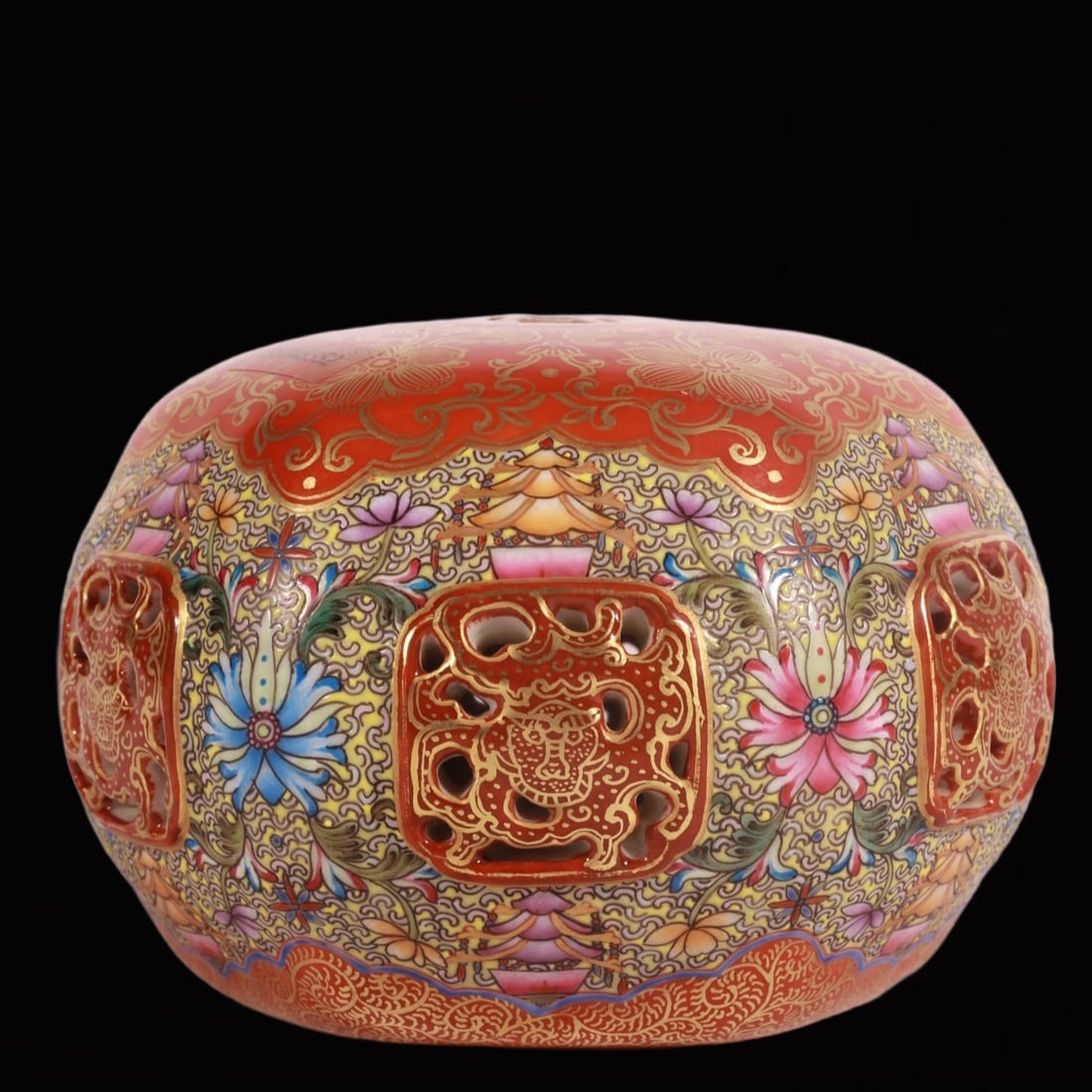 An Exquisite Famille-Rose Lotus Pattern Pillow: An Exquisite Famille-Rose Lotus Pattern Pillow,Qing Dynasty,China,Qianlong Four-character Mark,Size:2.6inx3.5in 粉彩缠枝莲纹枕头,中国清