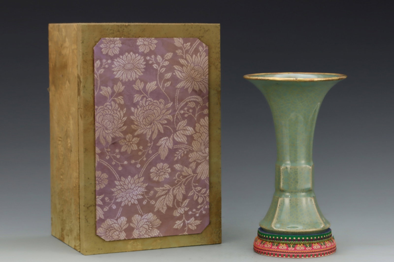 An Exquisite Guan yao Celadon Glazed Inlaid Gold Vase,with an Imperial Poem by Emperor Qianlong: An Exquisite Guan yao Celadon Glazed Inlaid Gold Vase,with an Imperial Poem by Emperor Qianlong,Song Dynasty,China,Size:9.4inx6.1in 官窑粉青釉镶金瓶,