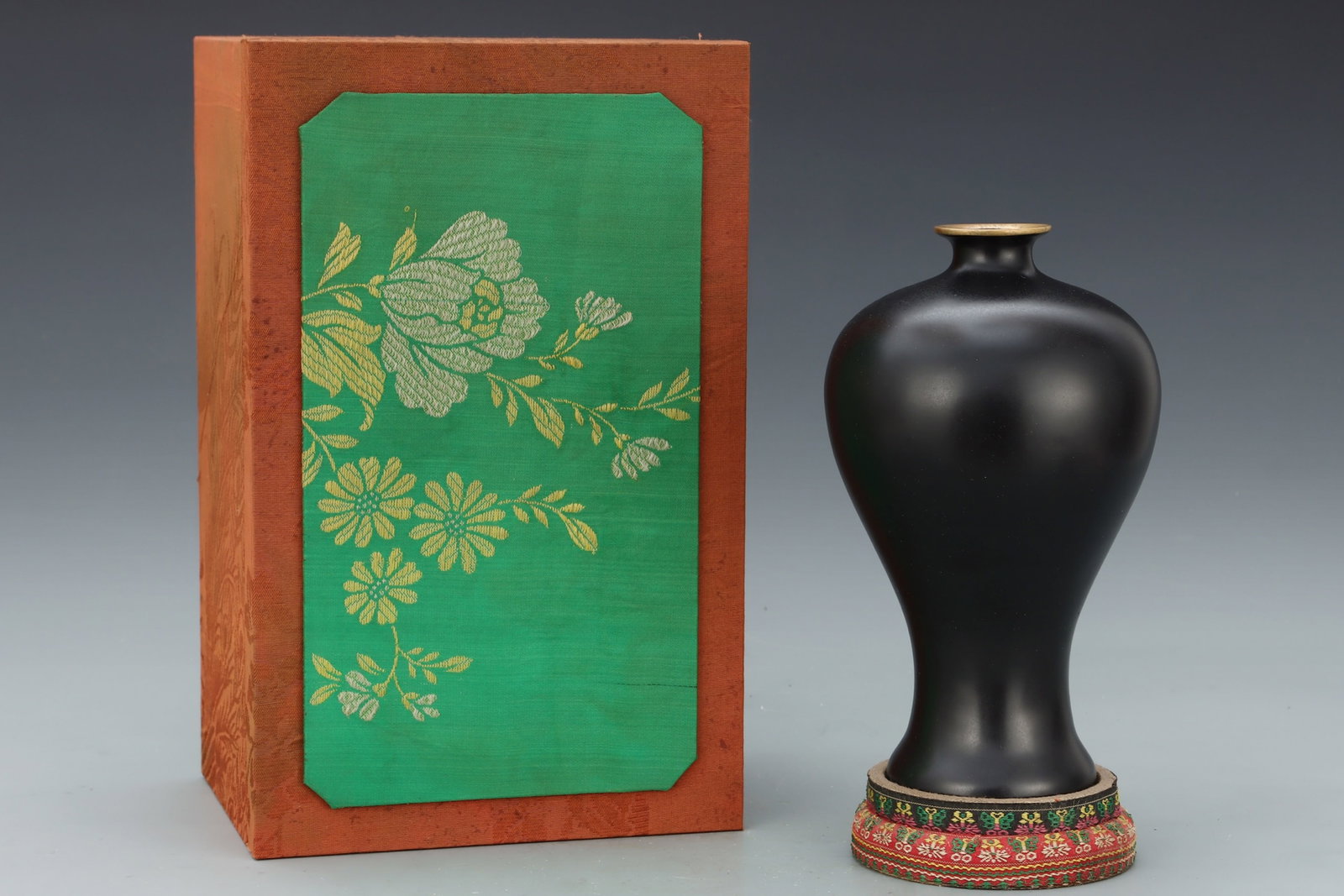 An Exquisite Ru yao Black Glazed Inlaid Gold Vase,with an Imperial Poem by Emperor Qianlong: An Exquisite Ru yao Black Glazed Inlaid Gold Vase,with an Imperial Poem by Emperor Qianlong,Song Dynasty,China,Size:8.8inx5.3in 汝窑黑釉镶金瓶,带乾