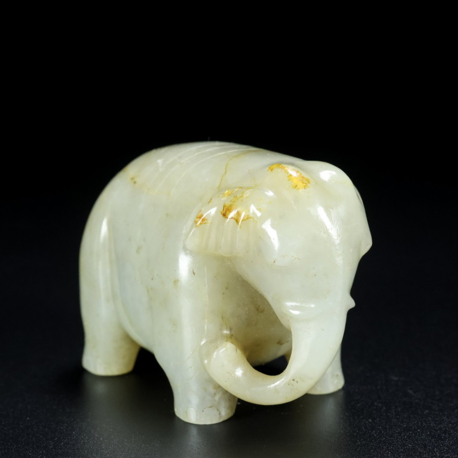 An Exquisite White Jade Elephant Ornament (1 of 9)