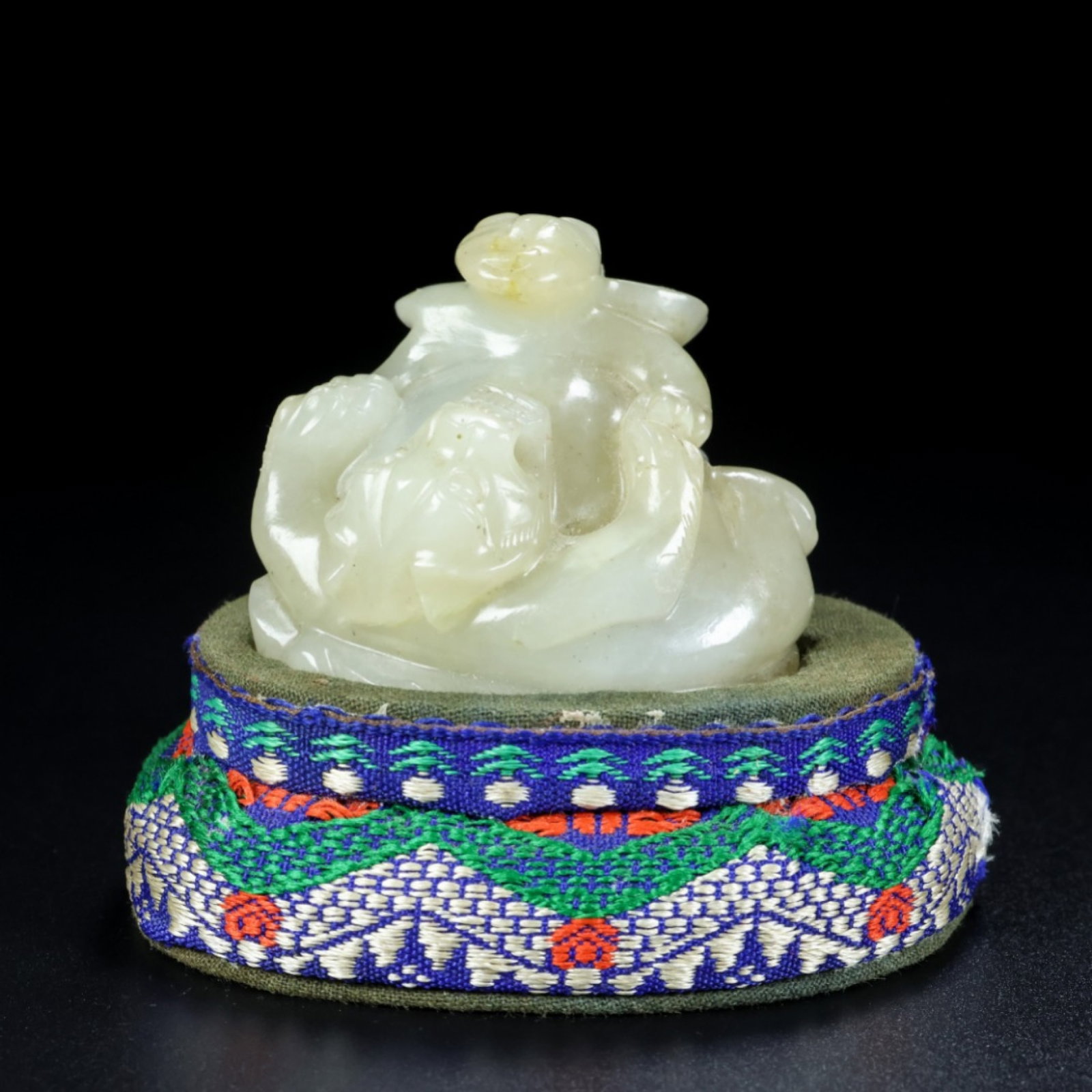 An Exquisite White Jade Auspicious Beast Ornament: An Exquisite White Jade Auspicious Beast Ornament,Qing Dynasty,China,Size:1.5inx1.5inx1.9in,Weight:88.4g 白玉瑞兽摆件,中国清代