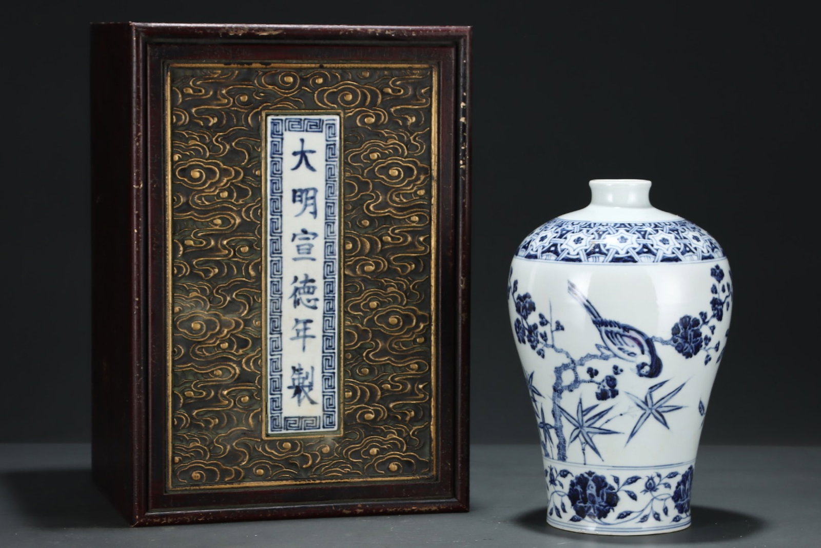 An Exquisite Blue and White Flower and Bird Pattern Vase: An Exquisite Blue and White Flower and Bird Pattern Vase,Ming Dynasty, China,Size:10.9inx7.2in 青花花鸟纹瓶,中国明代