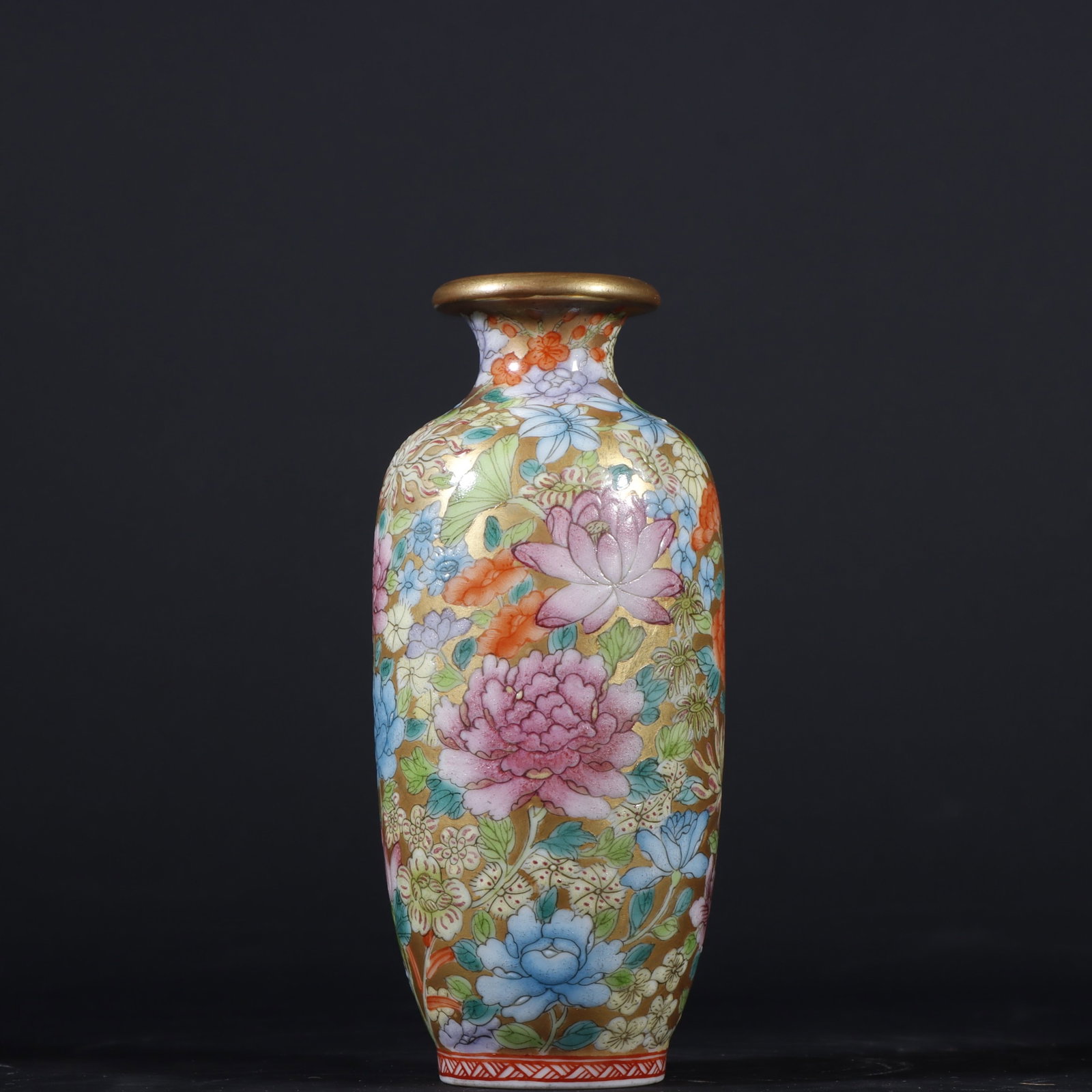An Exquisite Famille-Rose Flower Pattern Vase (1 of 9)