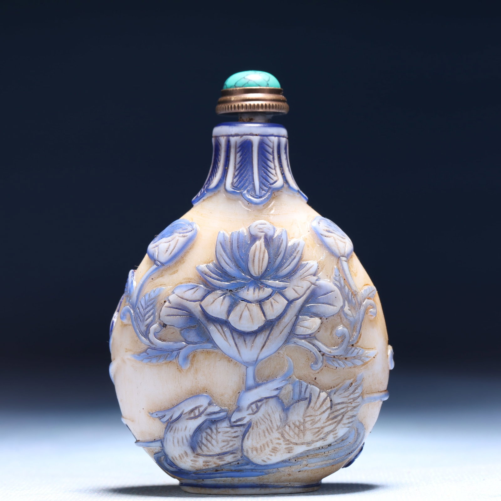 An Exquisite Glass Flower and Mandarin Duck Pattern Snuff Bottle: An Exquisite Glass Flower and Mandarin Duck Pattern Snuff Bottle,Qing Dynasty,China,Qianlong Four-character Mark,Size:2.2inx1.2inx3.3in,Weight:66g 琉璃花卉鸳鸯ń
