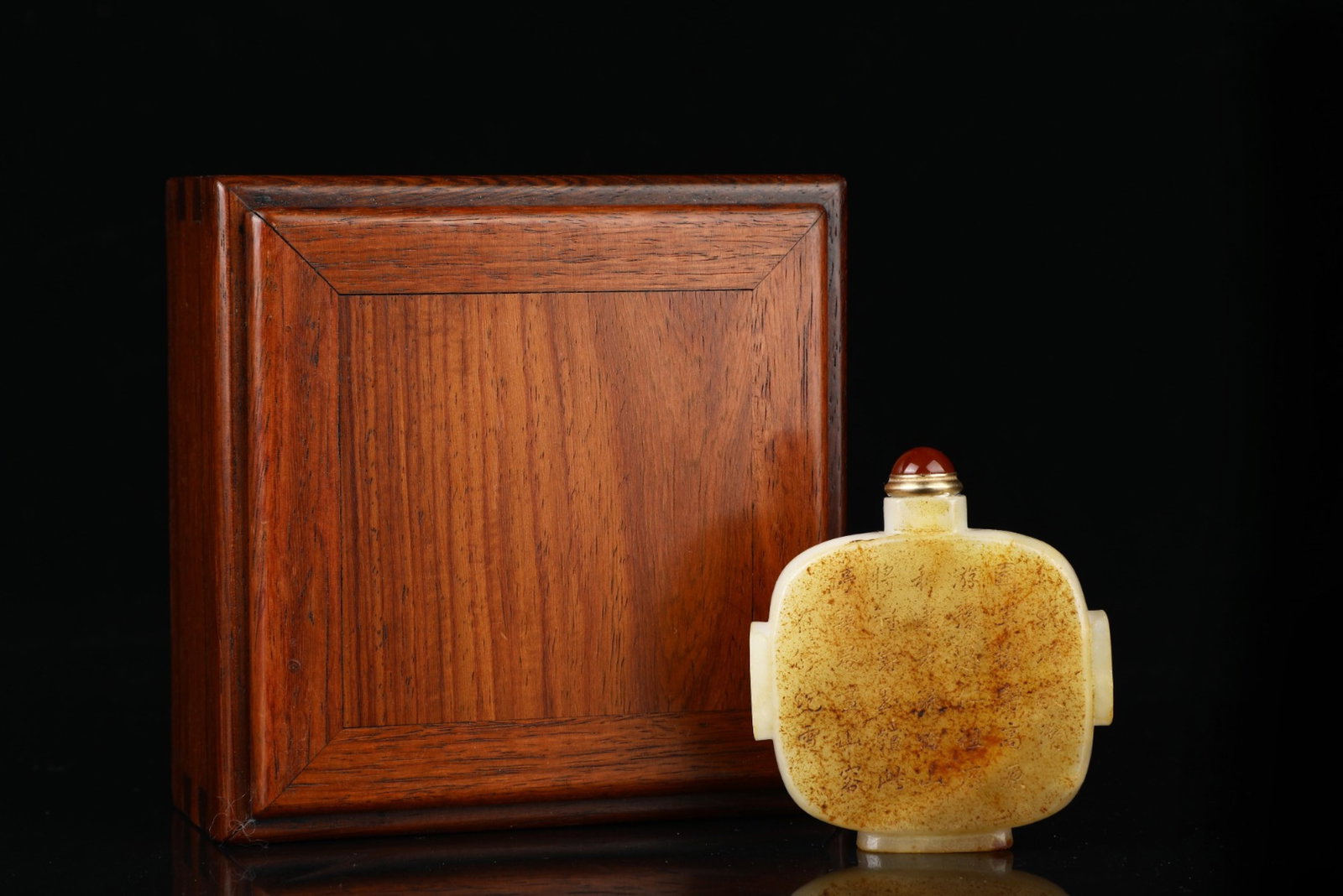 An Exquisite White Jade Poem Snuff Bottle: An Exquisite White Jade Poem Snuff Bottle,Qing Dynasty,China,Qianlong Four-Character Mark,Size:3inx2.6in,Weight:97g 白玉诗文鼻烟壶,中国清
