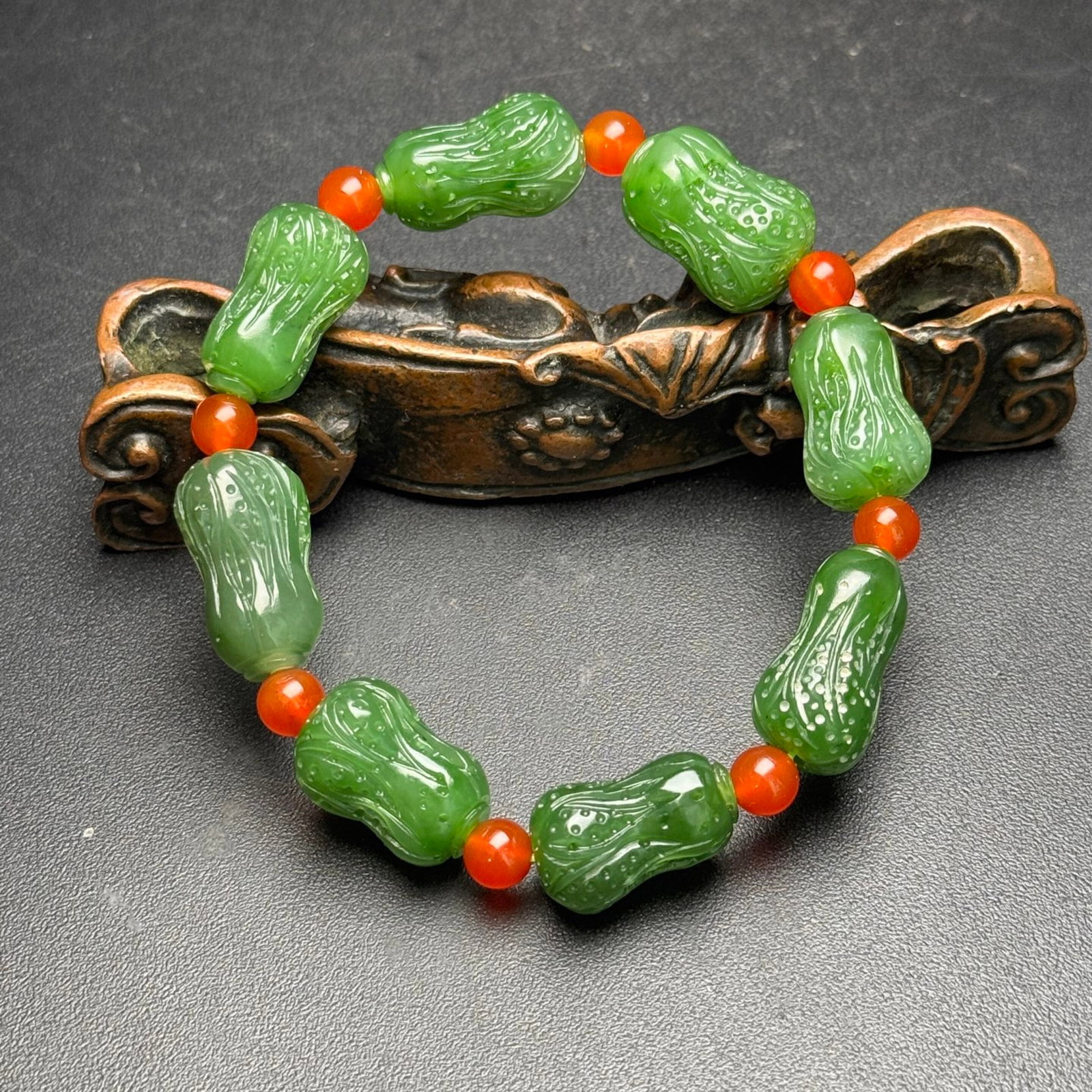 An Exquisite Jasper Cabbage Bracelet: An Exquisite Jasper Cabbage Bracelet,Qing Dynasty,China,Size:0.4inx0.5inx0.8in,Weight:37g 碧玉白菜手链,中国清代