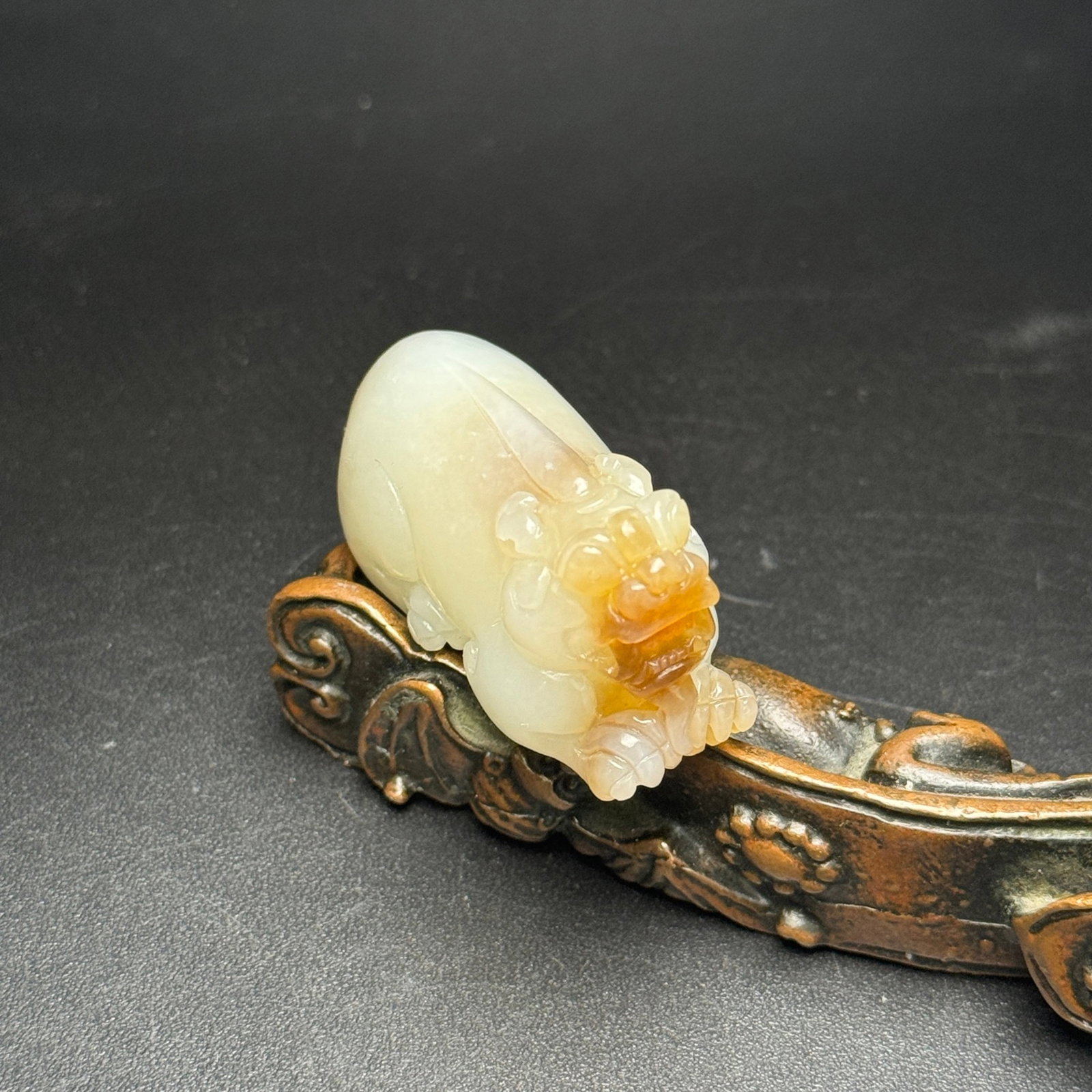 An Exquisite White Jade Wealth-Attracting Creature Ornament: An Exquisite White Jade Wealth-Attracting Creature Ornament,Qing Dynasty,China,Size:2inx1inx0.9in,Weight:47g 白玉貔貅摆件,中国清代