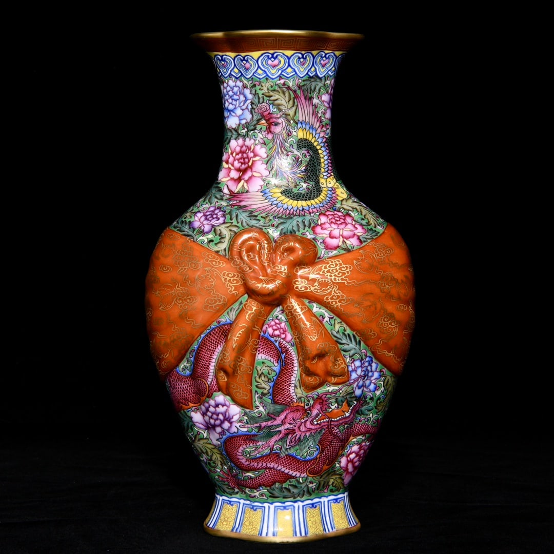 An Exquisite Enamel Painted Gold Dragon and Phoenix Pattern Vase: An Exquisite Enamel Painted Gold Dragon and Phoenix Pattern Vase,Qing Dynasty,China,Qianlong Four-Character Mark,Size:11.6inx6.3in 珐琅彩描金龙凤纹ī
