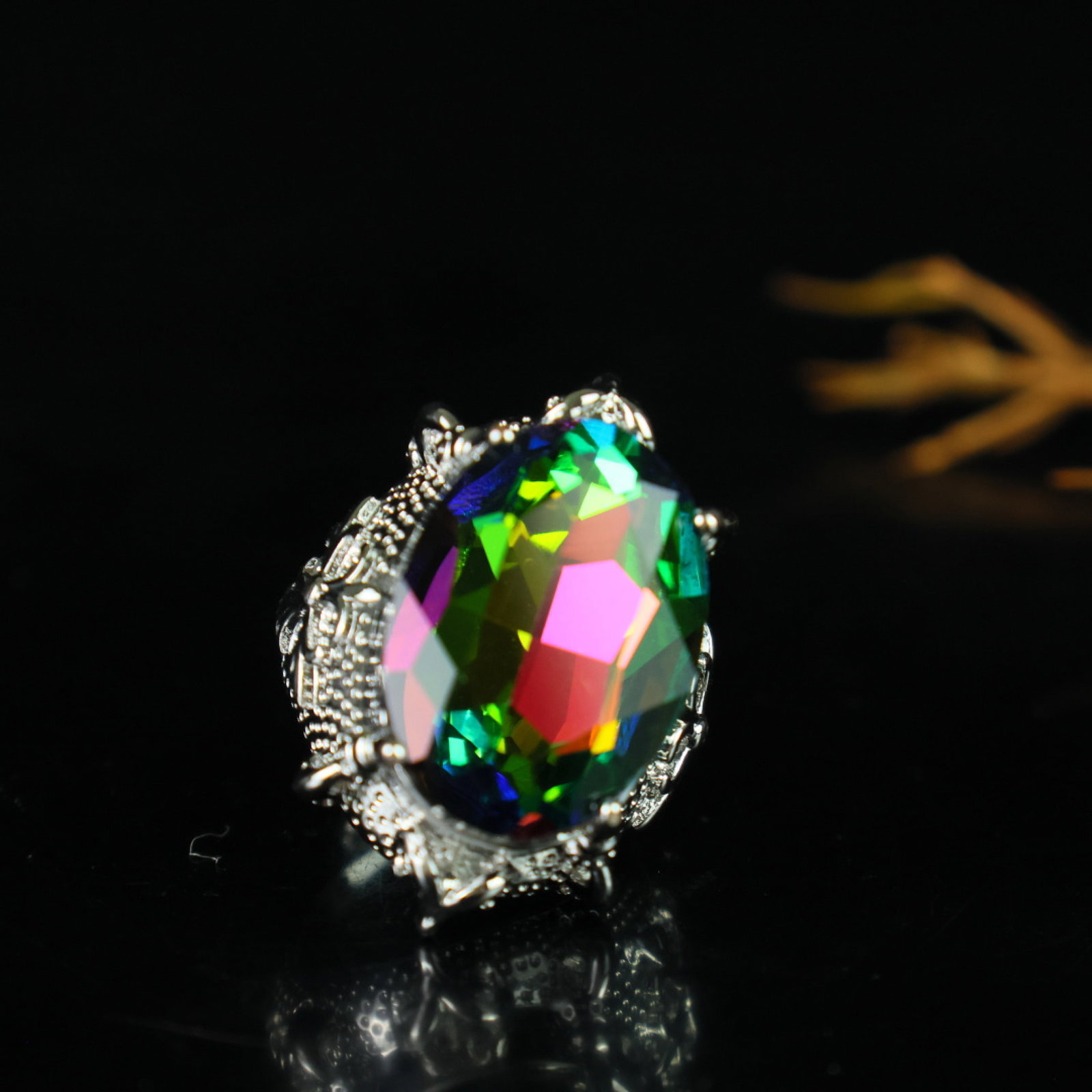 An Exquisite Ring: An Exquisite Ring,Size:1inx0.7inx0.6in 一个精美的戒指