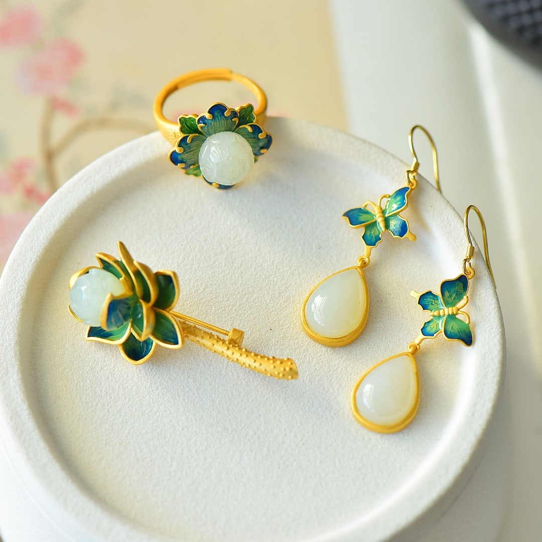 A Set of Fine Sterling Silver-Gold Plated Inlaid White Jade Jewelrys: A Set of Fine Sterling Silver-Gold Plated Inlaid White Jade Jewelrys 一套纯银镀金镶白玉首饰