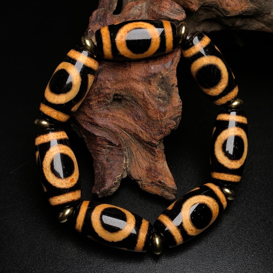 An Exquisite Dzi Bead Bracelet: An Exquisite Dzi Bead Bracelet,Size:1.1inx0.5in*7 天珠手串