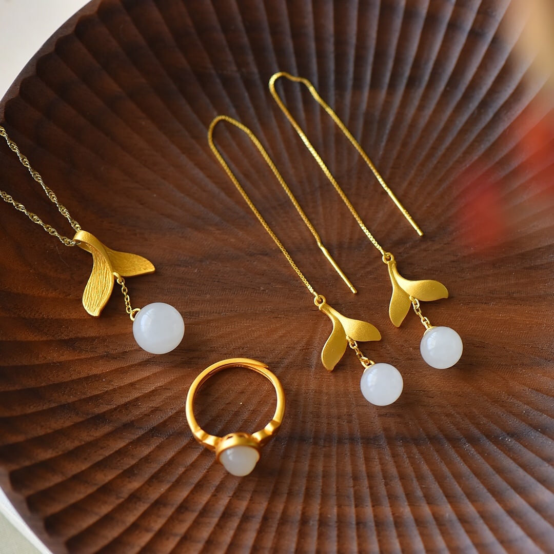 A Set of Fine Sterling Silver-Gold Plated Inlaid White Jade Jewelrys: A Set of Fine Sterling Silver-Gold Plated Inlaid White Jade Jewelrys,Size:(Pendant)0.4inx0.4in,(Earrings)0.3inx0.3in,(Ring)0.3inx0.4in