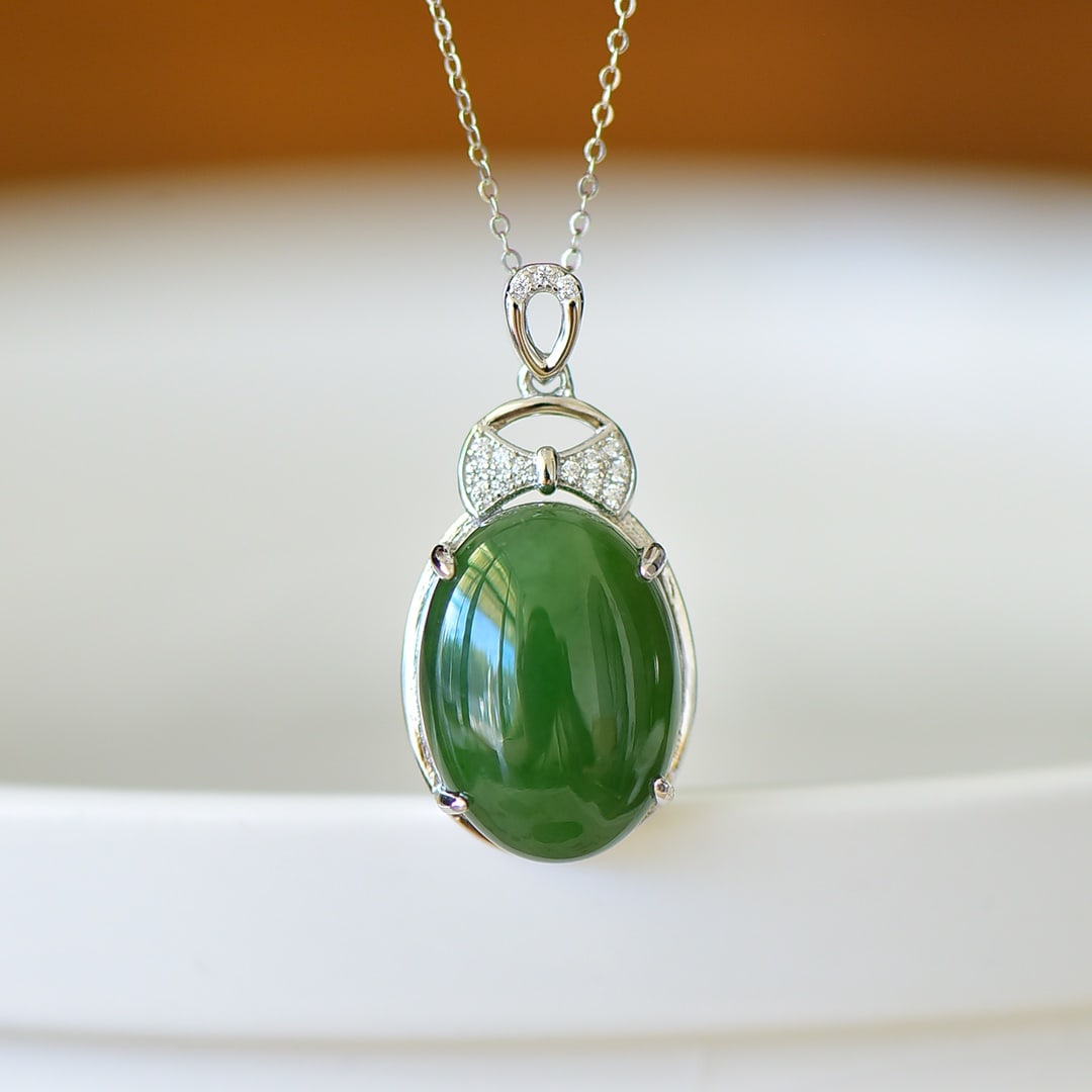 An Exquisite Sterling Silver Inlaid Jasper Pendant,Inlaid Diamond: An Exquisite Sterling Silver Inlaid Jasper Pendant,Inlaid Diamond,Size:0.5inx0.7in 纯银镶碧玉项链,嵌钻石