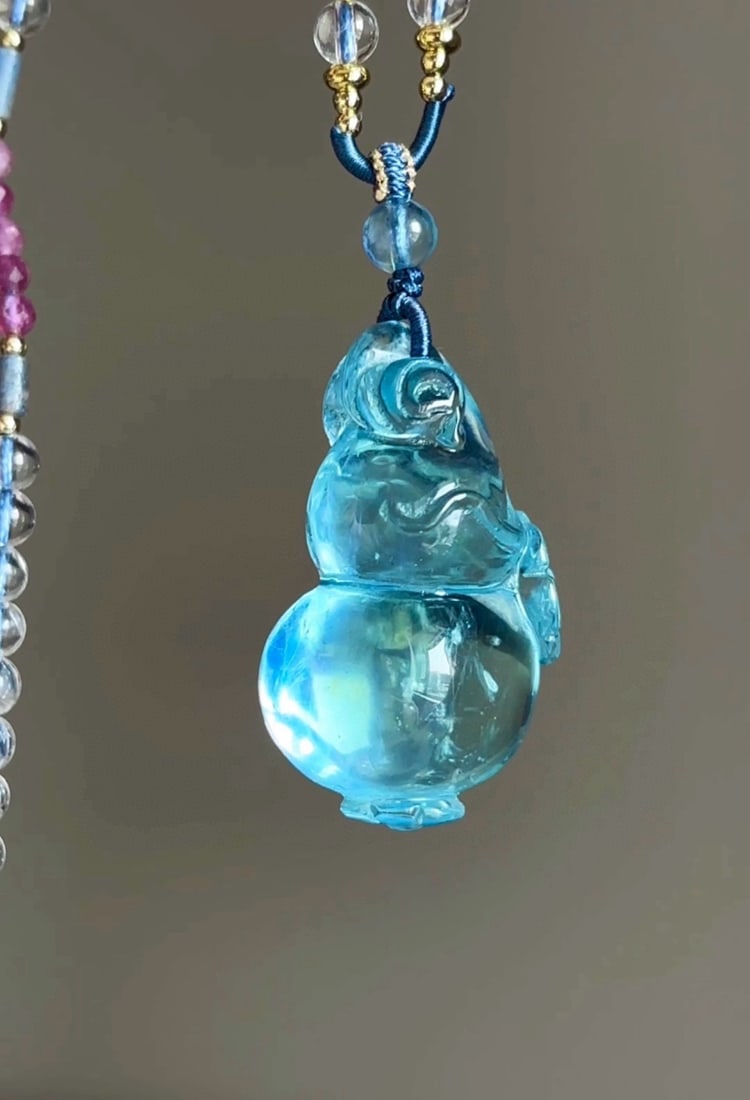 An Exquisite Aquamarine Gourd Pendant: An Exquisite Aquamarine Gourd Pendant,Size:1.4inx0.7inx0.6in,Weight:24.4g 海蓝宝葫芦挂件