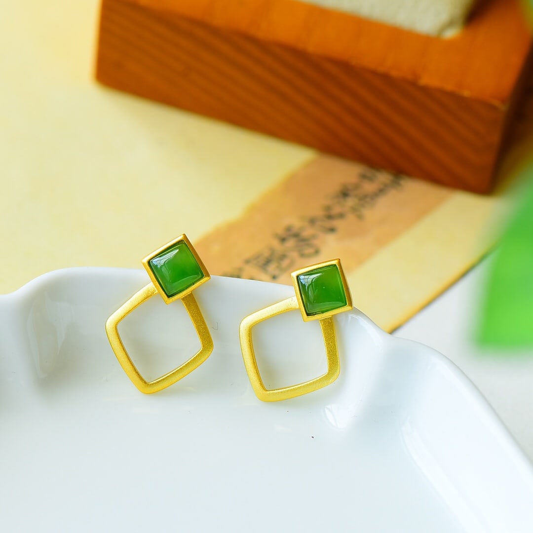 A Pair of Exquisite Sterling Silver-Gold Plated Inlaid Jasper Earrings: A Pair of Exquisite Sterling Silver-Gold Plated Inlaid Jasper Earrings,Size:0.5inx0.8in 一对纯银镀金镶碧玉耳钉