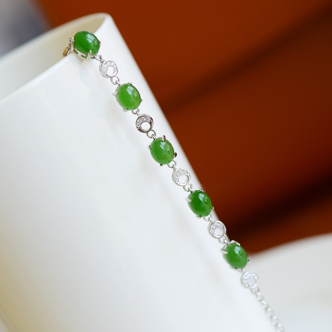 An Exquisite Sterling Silver Inlaid Jasper Bracelet,Inlaid Diamond: An Exquisite Sterling Silver Inlaid Jasper Bracelet,Inlaid Diamond,Size:0.2inx0.3in 纯银镶碧玉手链,嵌钻石