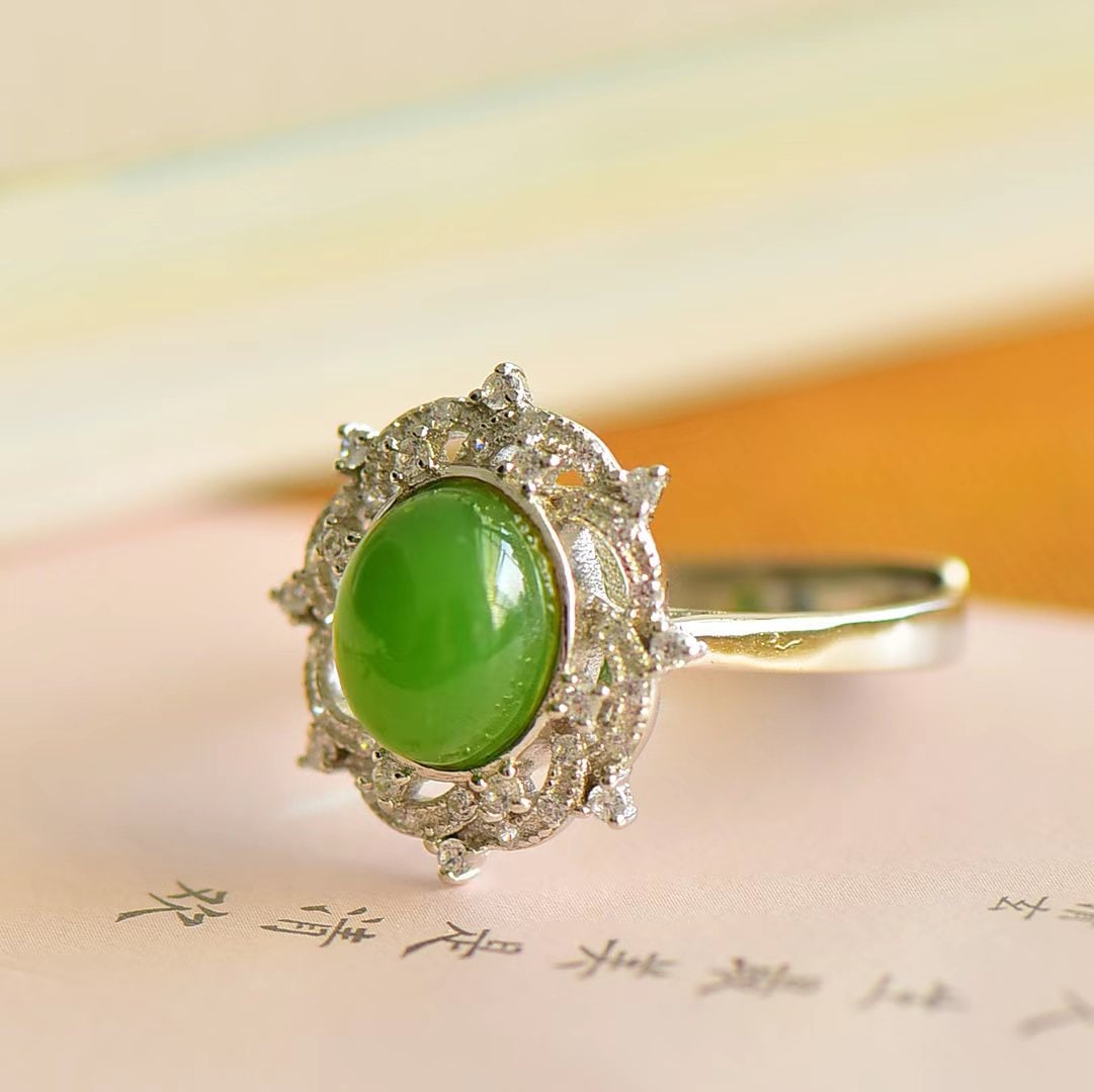 An Exquisite Sterling Silver Inlaid Jasper Ring,Inlaid Diamond: An Exquisite Sterling Silver Inlaid Jasper Ring,Inlaid Diamond,Size:0.3inx0.4in 纯银镶碧玉戒指,嵌钻石