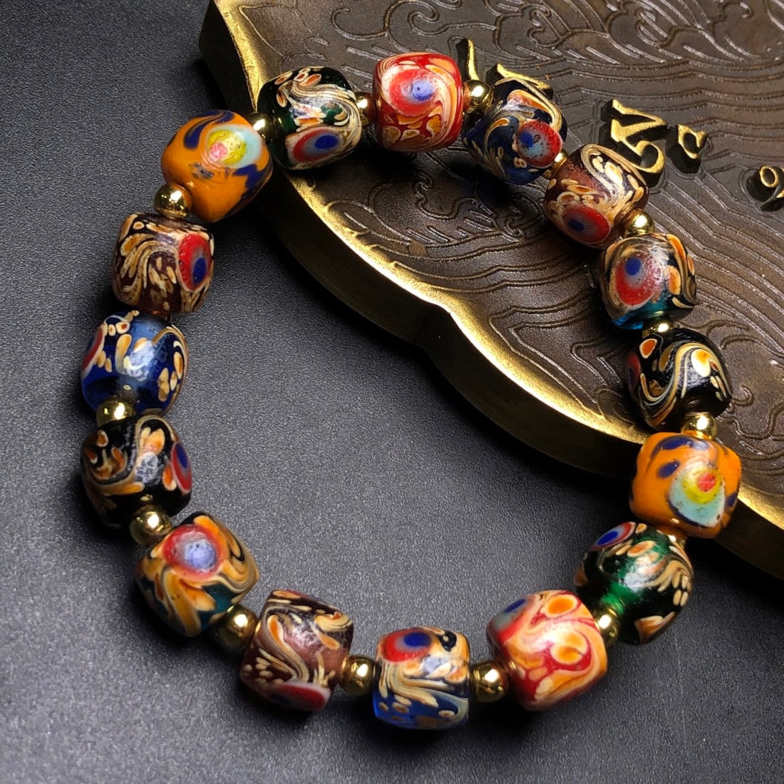 An Exquisite Glass Bracelet: An Exquisite Glass Bracelet,Size:0.4inx0.4in 琉璃手串