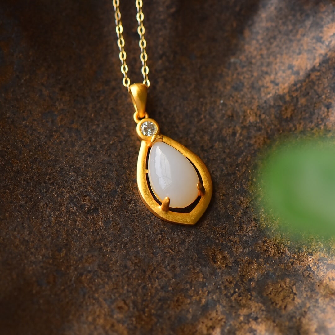 An Exquisite Sterling Silver-Gold Plated Inlaid White Jade Necklace,Inlaid Diamond: An Exquisite Sterling Silver-Gold Plated Inlaid White Jade Necklace,Inlaid Diamond,Size:0.5inx1.1in 纯银镀金镶白玉项链,嵌钻石